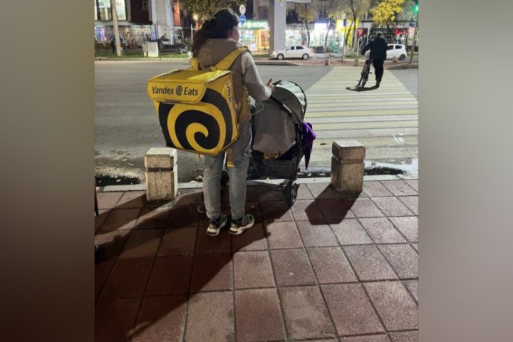 В Ташкенте заметили девушку-курьера с двумя маленькими детьми — видео