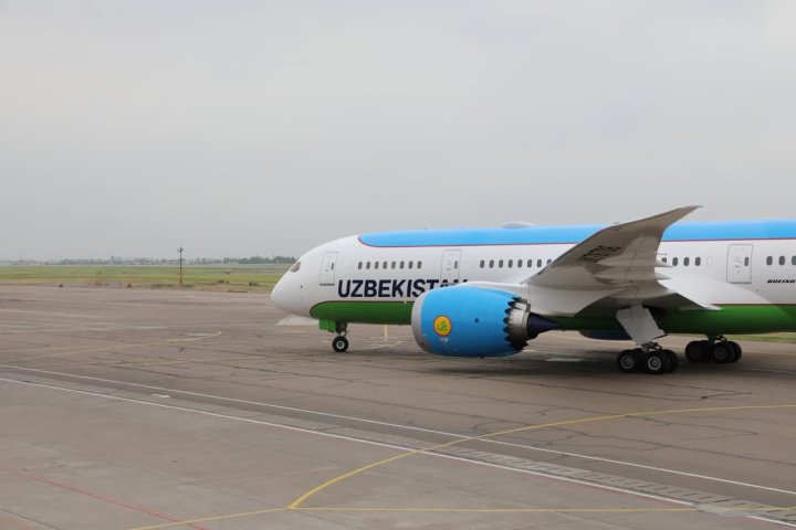 Шавкат Мирзиёев поручил изучить вопрос возобновления работы аэропорта в Зарафшане