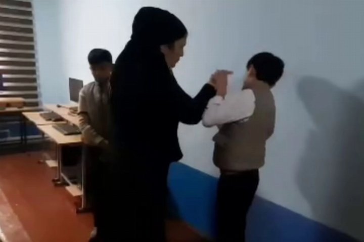 В Андижане директор школы лишилась должности за применение физической силы по отношению к детям — видео