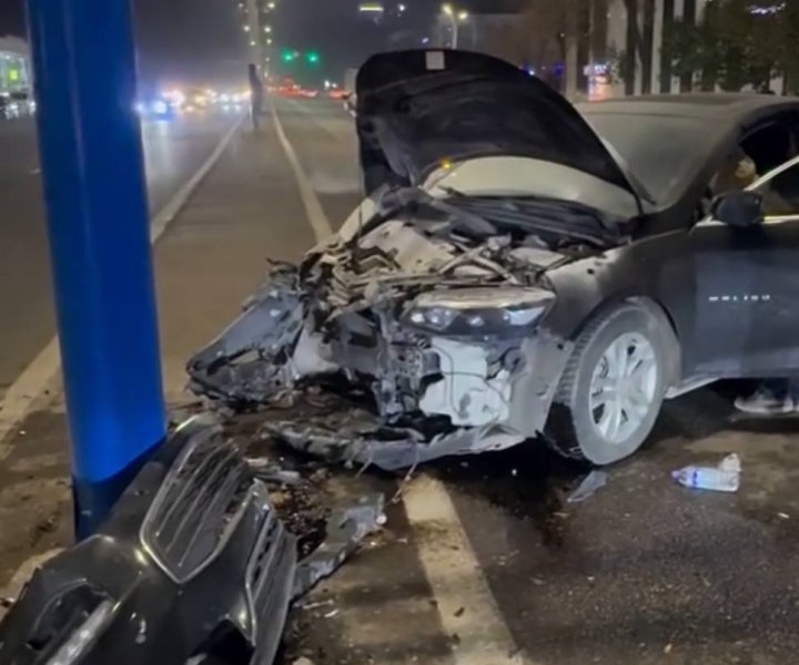 В Ташкенте водитель «Malibu» не справился с управлением и врезался в столб, есть пострадавшие