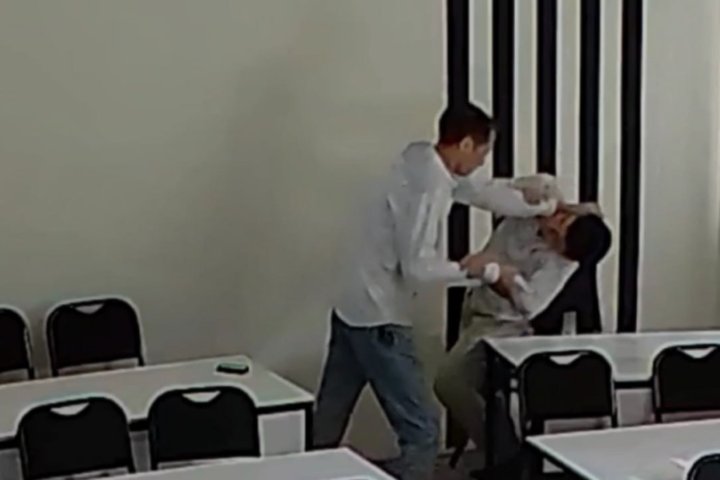 В Ташобласти учитель информатики жестоко избил и оскорбил ученика — видео