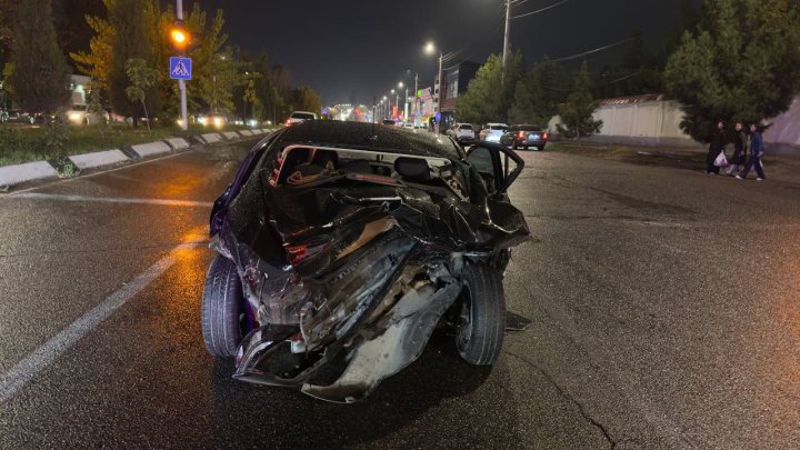 В Ташкенте столкнулись автомобили «Zeekr» и «Onix»