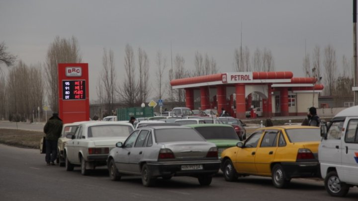 В Узбекистане мужчины устроили скандал с автоледи на газовой заправке