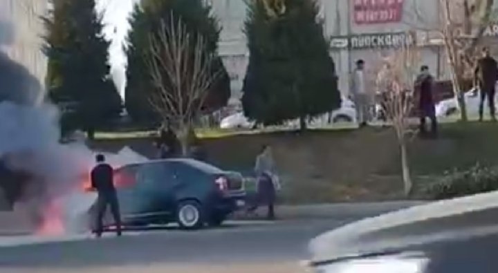 В Ташкенте загорелся автомобиль «Cobalt»