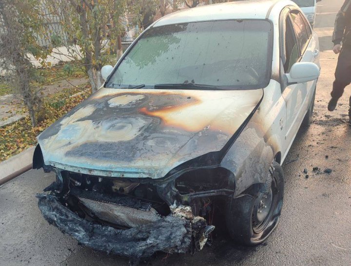 В Андижане загорелся автомобиль «Lacetti»