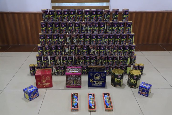 В Джизаке выявили двух граждан, которые торговали новогодней пиротехникой