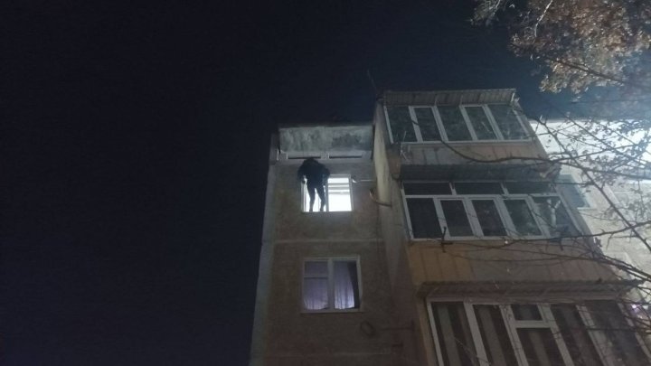 В Фергане спасатели МЧС помогли попасть в запертую квартиру, в которой одни остались двое детей