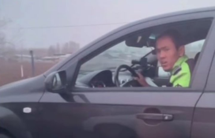 На дорогах Узбекистана засняли сотрудника ДПС, который не стесняется в использовании матерных выражений - видео