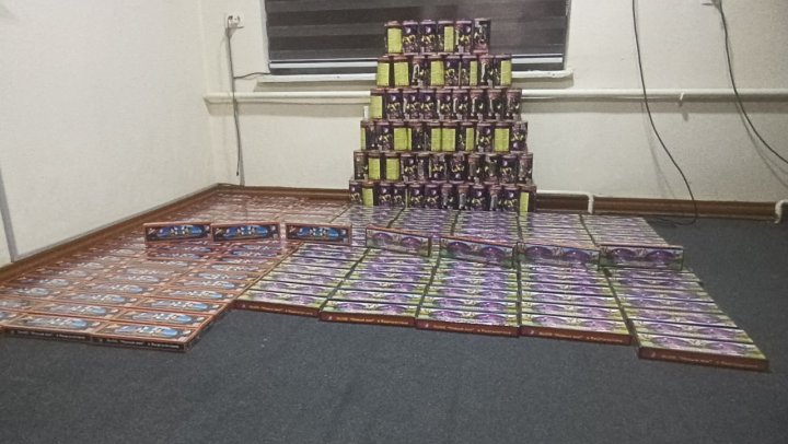 В Ферганской области выявили автомобиль «Spark», в котором перевозили десятки тысяч единиц новогодней пиротехники