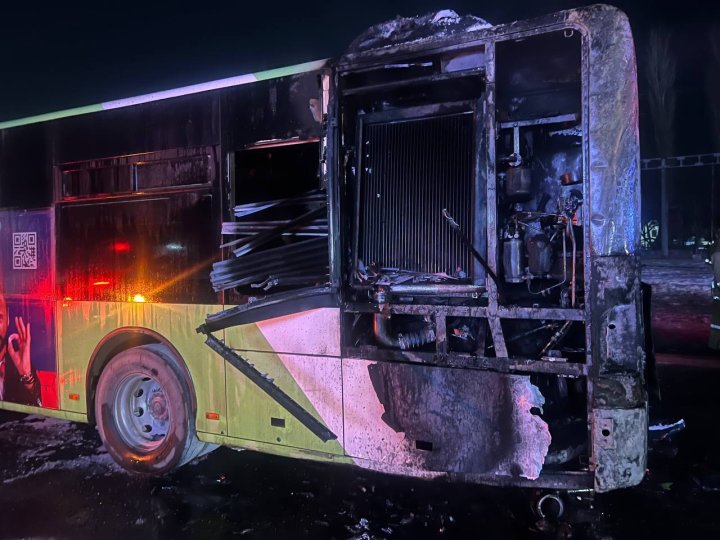 В Юнусабадском районе загорелся пассажирский автобус