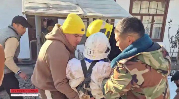 В Ангрене сотрудники МЧС спасли мужчину, который упал в колодец