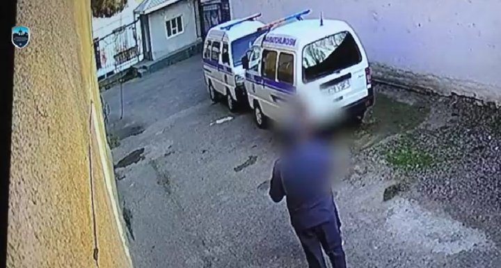 В Намангане мужчина дал сотруднику ОВД взятку, в размере $2 000 - видео