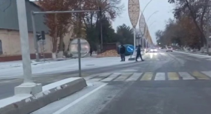 В Янгиюле опрокинулся набок грузовик «Зил»