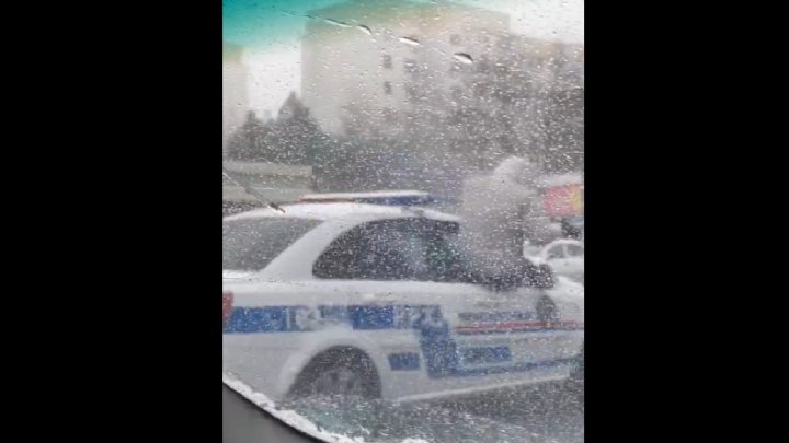 В Ташкенте из автомобиля ППС, во время движения, пассажир высунулся из окна - видео