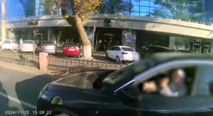 На дорогах Ташкента произошёл конфликт между двумя водительницами транспортных средств - видео