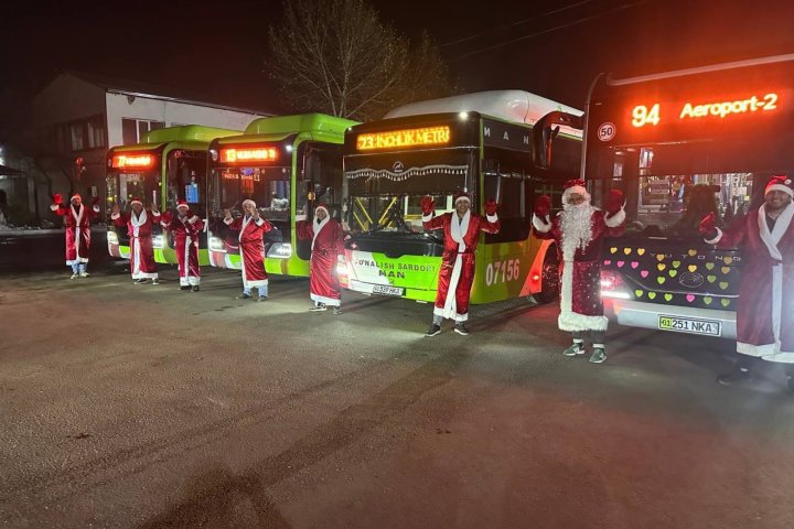 В Ташкенте курсируют новогодние автобусы, детям раздают подарки от «Деда Мороза» — видео