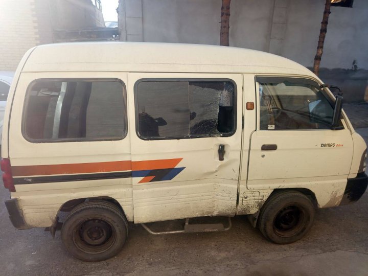 В Андижане, из-за обледенения проезжей части, водитель автомобиля «Damas» столкнулся с дорожным ограждением