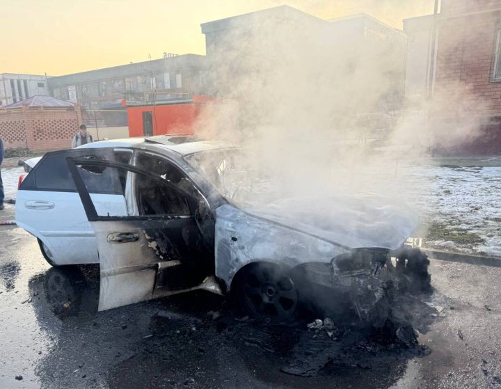 В Янгихаётском районе загорелся автомобиль «Lacetti»