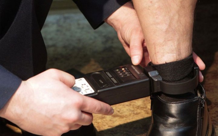 В Узбекистане утвердили порядок ношения электронных браслетов для осуждённых