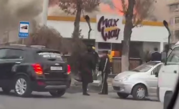 В Сергелийском районе произошёл пожар в точке быстрого питания «MaxWay»