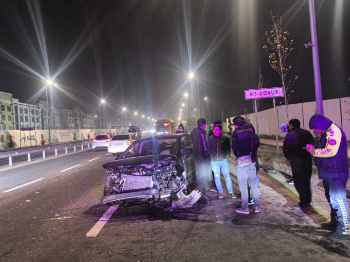 В Ташкенте 19-летний водитель автомобиля «Cobalt» не справился с управлением и врезался в столб