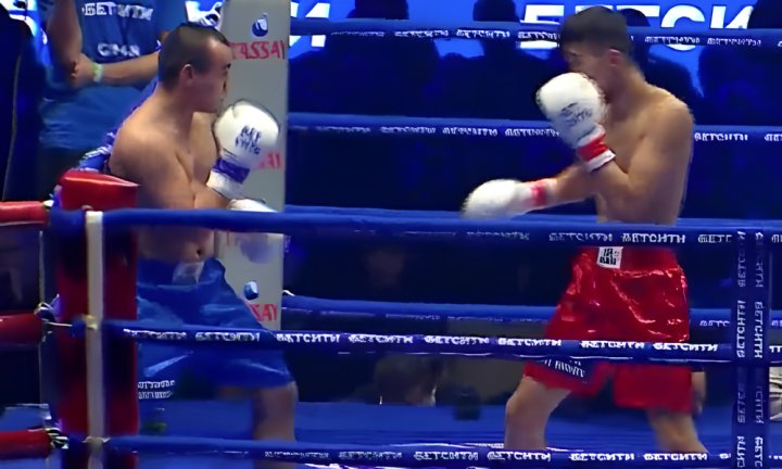 Казахстанский дебютант нанес поражение узбекскому боксеру