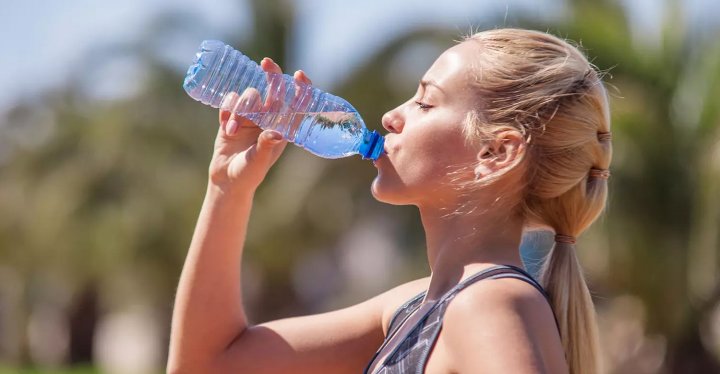 Как правильно пить воду по утрам: советы эксперта
