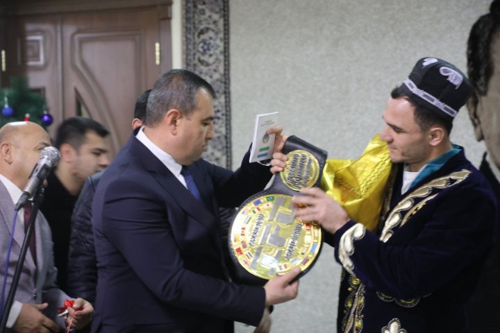 Хокимият Самаркандской области подарил узбекскому бойцу ММА квартиру