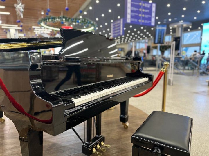 Маэстро, музыку: В Ташкентском аэропорту появился рояль, на котором может сыграть любой желающий