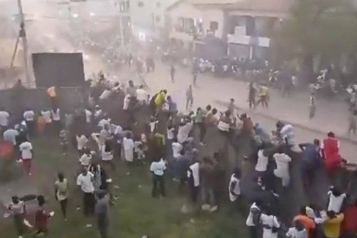 На футбольном матче в Гвинее погибли около 100 человек