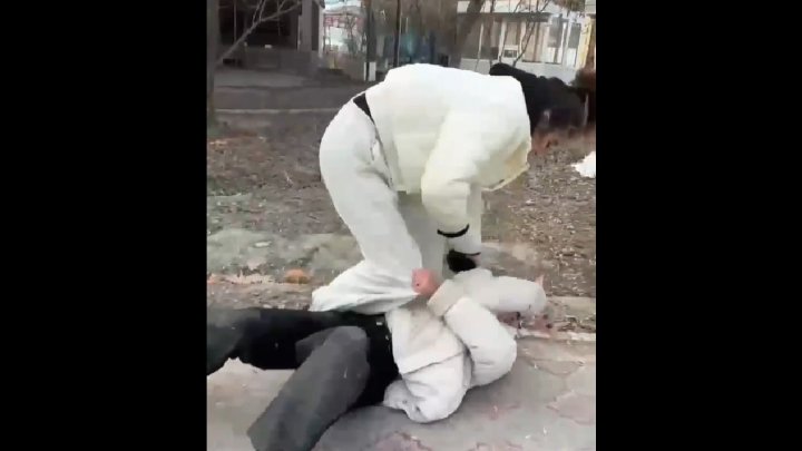 На 19-летнюю девушку, которая избила девочку в Каттакургане, возбуждено уголовное дело