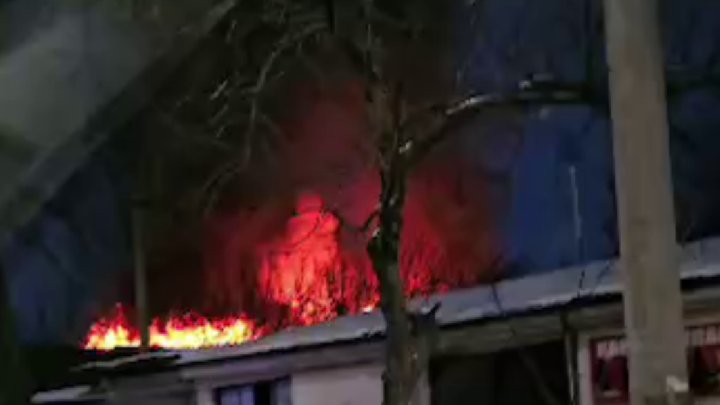 В Алмазарском районе загорелся частный дом