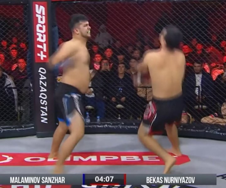 Узбекский боец за одну минуту нокаутировал казахстанского спортсмена