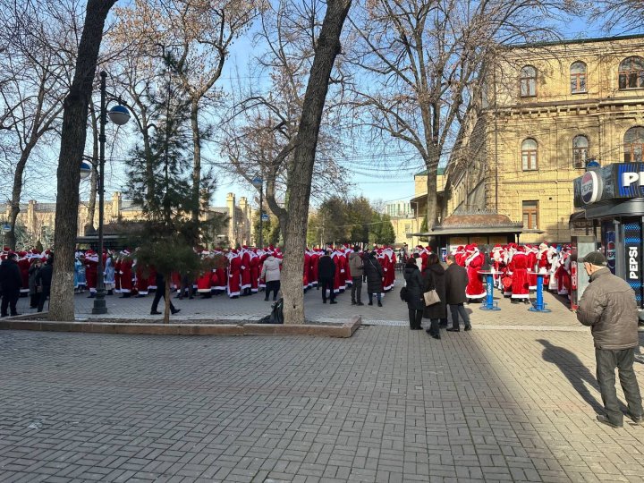 Тысяча Дедов Морозов и Снегурочек прошли по Ташкенту