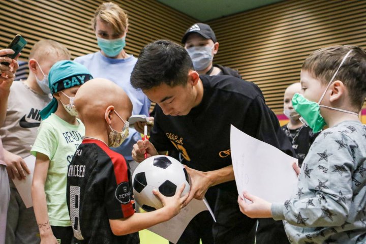 Узбекский футболист Аббос Файзуллаев подарил радость детям в центре детской гематологии, онкологии и иммунологии