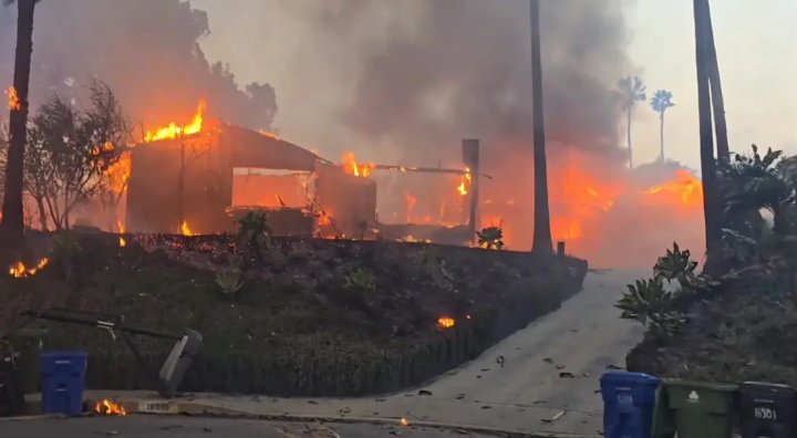 Число жертв пожаров в Лос-Анджелесе продолжает расти