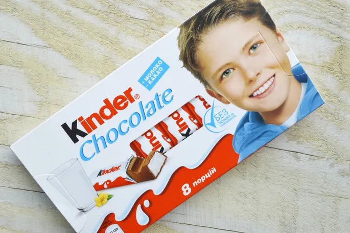 Как сейчас выглядит мальчик с упаковки шоколадок Kinder
