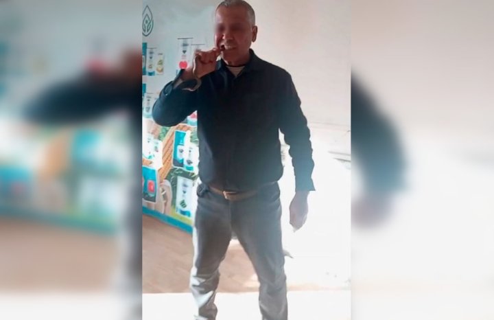 В Джизакской области мужчина съел живую змею и очень пожалел об этом