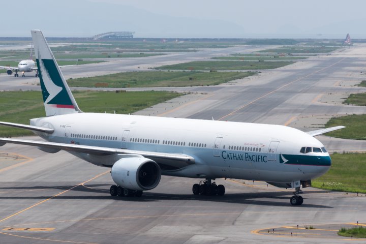 Самолёт авиакомпании Cathay Pacific вылетел в 2025 году, а приземлился в 2024 году