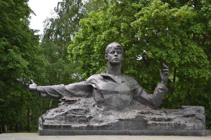 Российский актёр Сергей Безруков мечтает установить памятник Есенину в Ташкенте