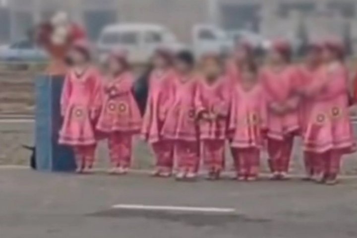 В Сурхандарье школьниц заставили стоять на морозе в легкой одежде