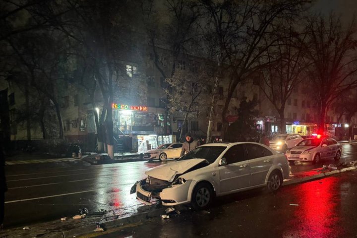 В Ташкенте водитель автомобиля «Lacetti» врезался в столб
