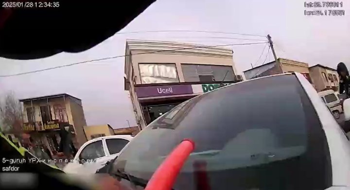 В Бухарской области неадекватный водитель автомобиля «Cobalt» намеренно наехал на сотрудника ДПС - видео