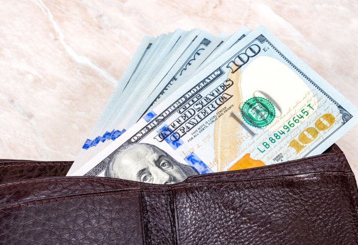 В Ташкенте пенсионерке вернули потерянный кошелек с долларами