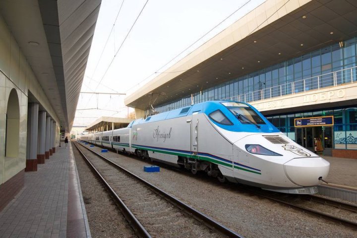 В Узбекистане скоростной поезд «Afrosiyob» едва не сошёл с рельсов из-за постороннего препятствия на путях