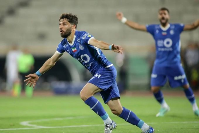 Узбекский футболист Джалолиддин Машарипов получил серьезную травму и покинул поле на носилках