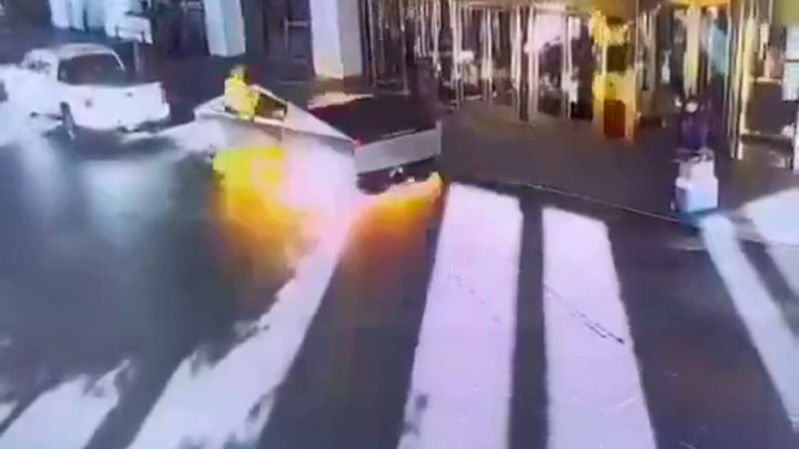 Возле небоскреба Трампа взорвался автомобиль Tesla