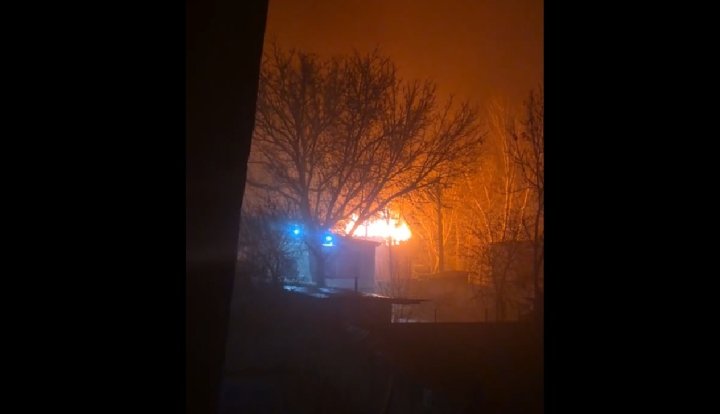 В Янгиюле пожарные не дотушили дачный дом - видео