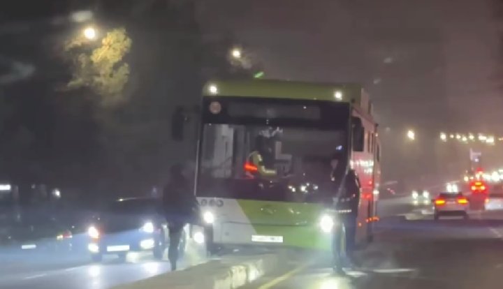 В Ташкенте водитель автобуса «King Long» заехал на бетонный бордюр