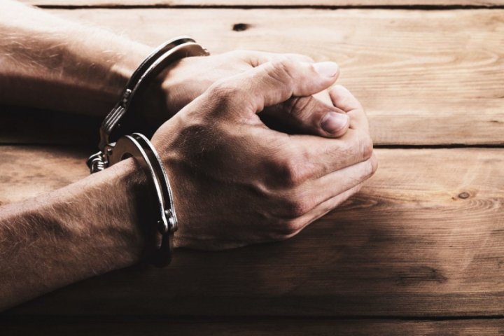 Студент-медик приговорен к аресту за домогательства к подростку в Ташкентской области